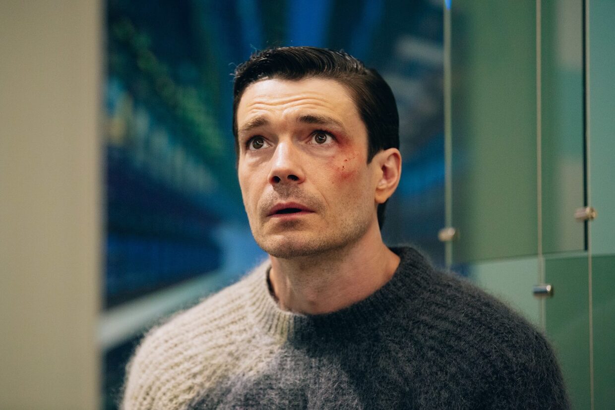 Кадр из сериала "Чужие деньги"