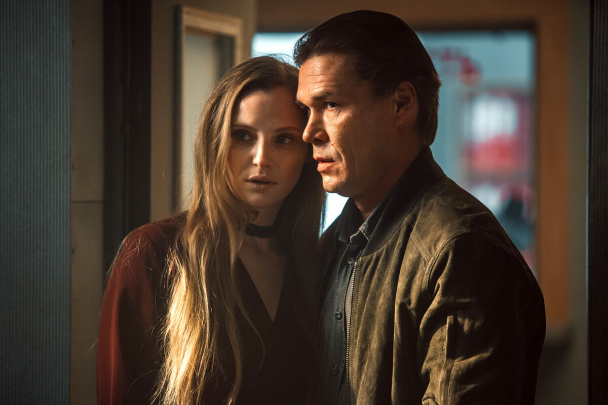 Кадр из сериала "Опасная близость"