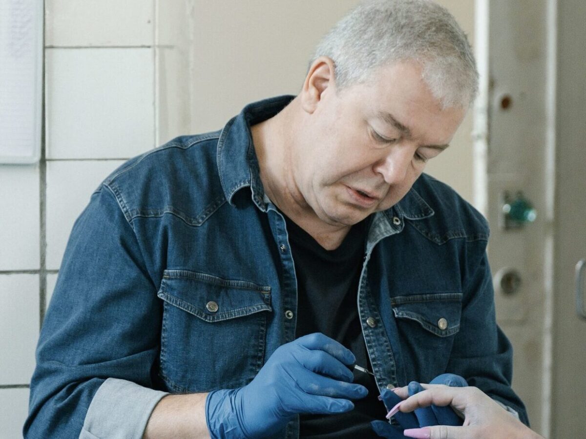 Александр Робак в сериале "Мистер ноготь"
